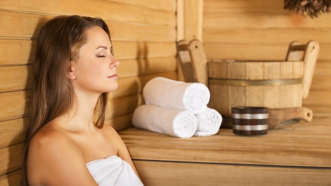 Frau entspannt in einer Sauna