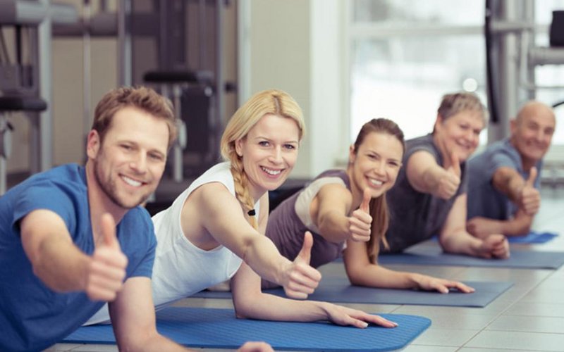 Sportgruppe auf Yogamatten