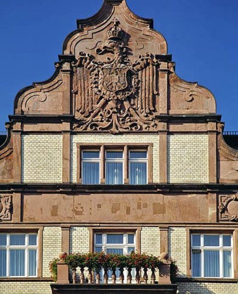 Oberste Etage und Dachgiebel mit Adlerfigur